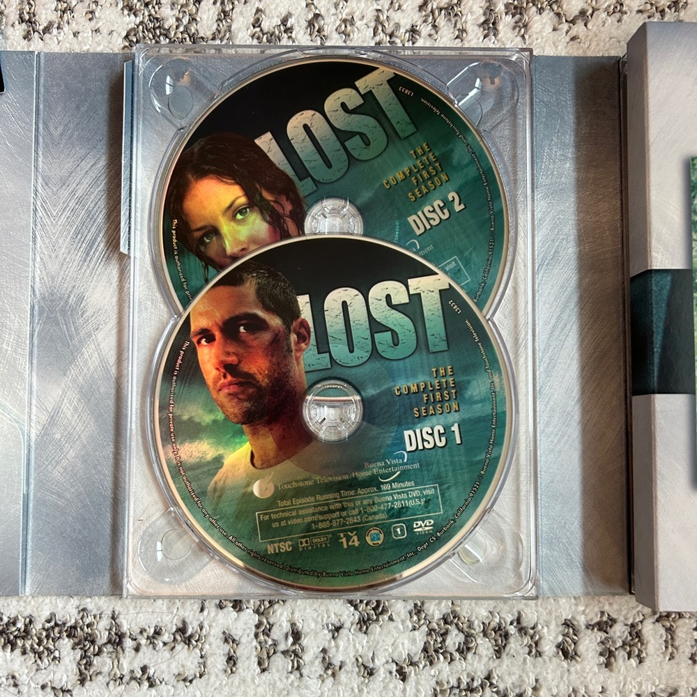 Lost: The Complete First Season 7-Disc DVD Box Set - Picture 4 of 12
